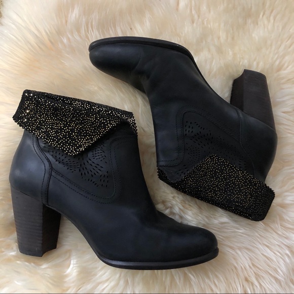 10 UGG Black & Gold Ankle Booties - Picture 3 of 8